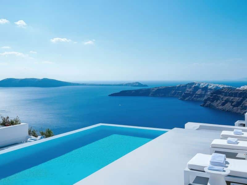 Luxury home swapping takes you to destinations you can only dream off, like this priate pool over the ocean.